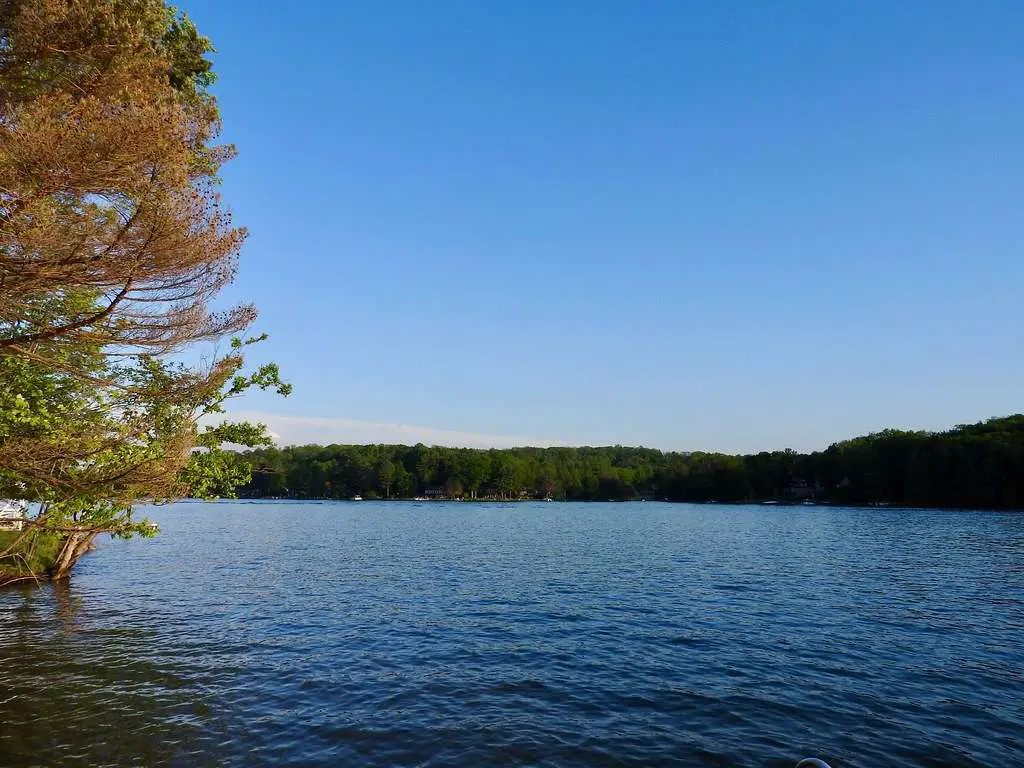 Rainy Lake - is a freshwater lake with a surface area of 360 square miles