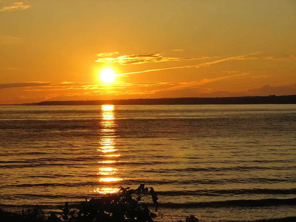 Oneida Lake - is the largest lake entirely within New York state