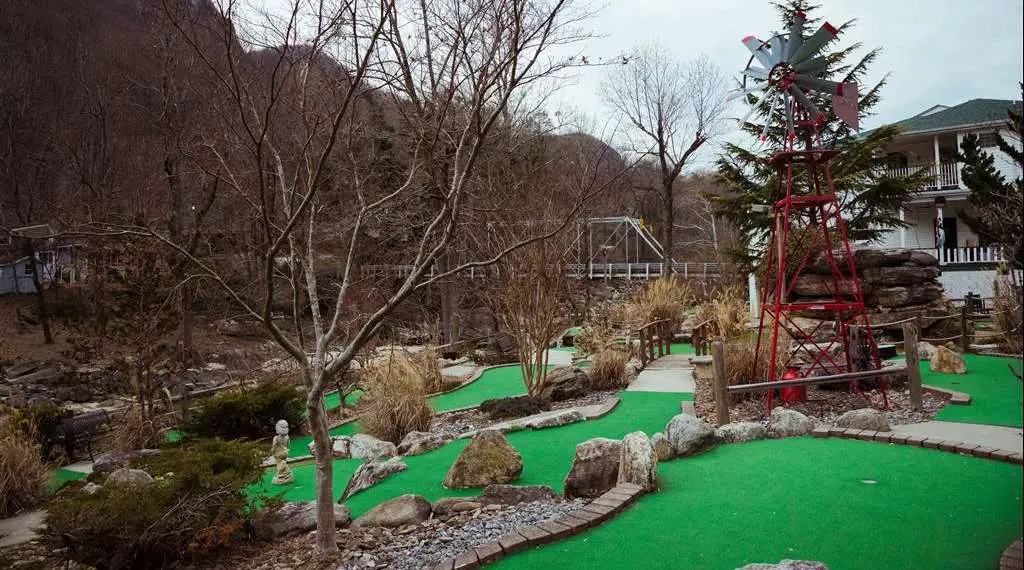 Broad River Inn's Mini-Golf Adventure